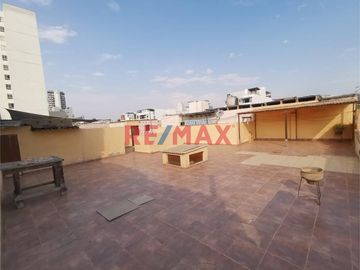 Venta De Amplio Departamento En Segundo Piso Con Aires En Tercer Y Cuarto Piso En Magdalena