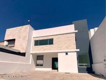 Casa, roof, estudio, 3 recamaras, cuarto de servicio. Cumbres del Lago, VENTA