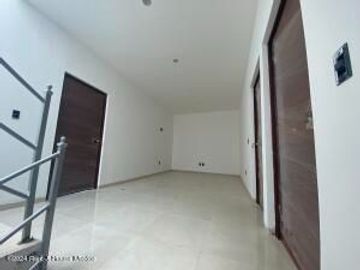 Casa, roof, estudio, 3 recamaras, cuarto de servicio. Cumbres del Lago, VENTA