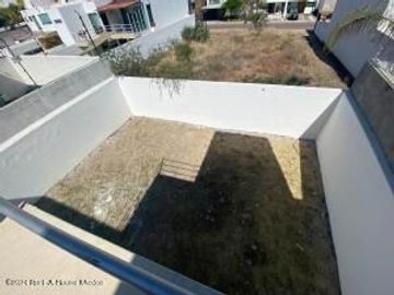 Casa, roof, estudio, 3 recamaras, cuarto de servicio. Cumbres del Lago, VENTA