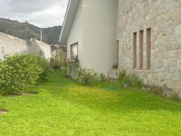 Flamante villa en venta de una planta Urb. Privada Challuabamba con 1.260m2T