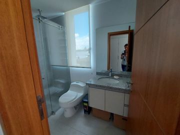 Vendo suite de   82M2  en la González Suárez.