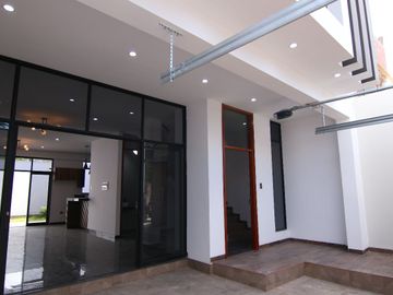 LINDA CASA DE DOS PISOS CON AZOTEA EN VENTA - URB. BOULEVARD PARK PLAZA -CASTILLA-PIURA