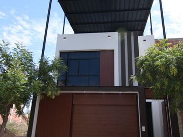 LINDA CASA DE DOS PISOS CON AZOTEA EN VENTA - URB. BOULEVARD PARK PLAZA -CASTILLA-PIURA