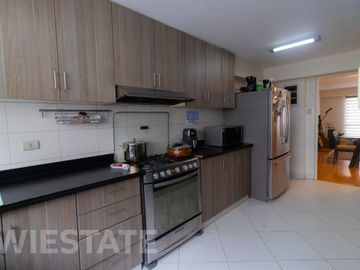 Venta Departamento Dúplex Penthouse + Aires en Miraflores, cerca del Parque Kennedy 7 Dorm / 4 Baños / 2 Estac. / 1 Depósito