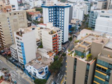 Venta Departamento Dúplex Penthouse + Aires en Miraflores, cerca del Parque Kennedy 7 Dorm / 4 Baños / 2 Estac. / 1 Depósito