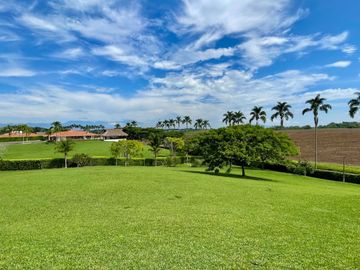 Majestuosa casa campestre con piscina con majestuosa vista en Cerritos Condominio Campestre con un terreno de 13.000 m2. Pereira - Co