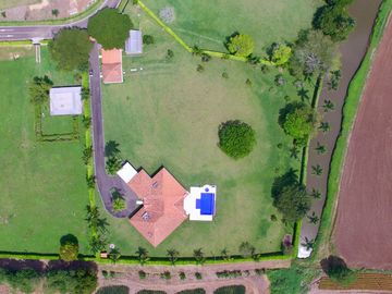 Majestuosa casa campestre con piscina con majestuosa vista en Cerritos Condominio Campestre con un terreno de 13.000 m2. Pereira - Co