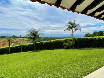 Majestuosa casa campestre con piscina con majestuosa vista en Cerritos Condominio Campestre con un terreno de 13.000 m2. Pereira - Co