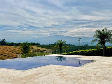 Majestuosa casa campestre con piscina con majestuosa vista en Cerritos Condominio Campestre con un terreno de 13.000 m2. Pereira - Co