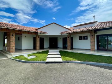 Majestuosa casa campestre con piscina con majestuosa vista en Cerritos Condominio Campestre con un terreno de 13.000 m2. Pereira - Co