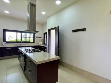 Majestuosa casa campestre con piscina con majestuosa vista en Cerritos Condominio Campestre con un terreno de 13.000 m2. Pereira - Co