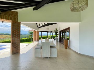 Majestuosa casa campestre con piscina con majestuosa vista en Cerritos Condominio Campestre con un terreno de 13.000 m2. Pereira - Co