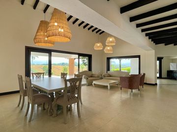 Majestuosa casa campestre con piscina con majestuosa vista en Cerritos Condominio Campestre con un terreno de 13.000 m2. Pereira - Co