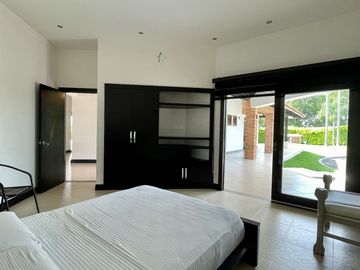 Majestuosa casa campestre con piscina con majestuosa vista en Cerritos Condominio Campestre con un terreno de 13.000 m2. Pereira - Co