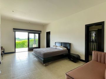 Majestuosa casa campestre con piscina con majestuosa vista en Cerritos Condominio Campestre con un terreno de 13.000 m2. Pereira - Co