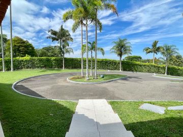 Majestuosa casa campestre con piscina con majestuosa vista en Cerritos Condominio Campestre con un terreno de 13.000 m2. Pereira - Co