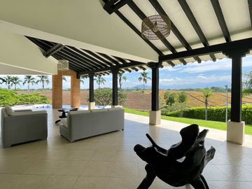 Majestuosa casa campestre con piscina con majestuosa vista en Cerritos Condominio Campestre con un terreno de 13.000 m2. Pereira - Co