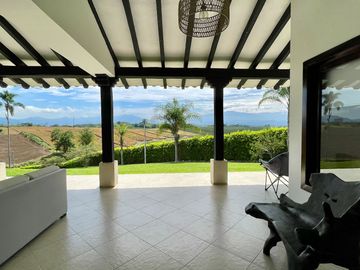 Majestuosa casa campestre con piscina con majestuosa vista en Cerritos Condominio Campestre con un terreno de 13.000 m2. Pereira - Co