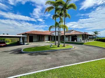 Majestuosa casa campestre con piscina con majestuosa vista en Cerritos Condominio Campestre con un terreno de 13.000 m2. Pereira - Co