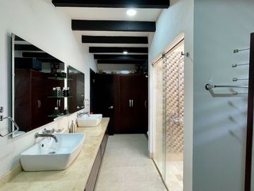 Majestuosa casa campestre con piscina con majestuosa vista en Cerritos Condominio Campestre con un terreno de 13.000 m2. Pereira - Co