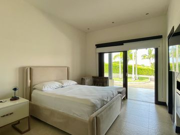 Majestuosa casa campestre con piscina con majestuosa vista en Cerritos Condominio Campestre con un terreno de 13.000 m2. Pereira - Co