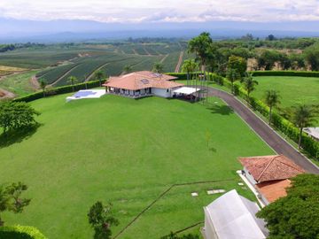 Majestuosa casa campestre con piscina con majestuosa vista en Cerritos Condominio Campestre con un terreno de 13.000 m2. Pereira - Co
