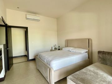 Majestuosa casa campestre con piscina con majestuosa vista en Cerritos Condominio Campestre con un terreno de 13.000 m2. Pereira - Co