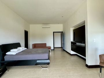 Majestuosa casa campestre con piscina con majestuosa vista en Cerritos Condominio Campestre con un terreno de 13.000 m2. Pereira - Co