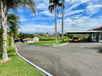 Majestuosa casa campestre con piscina con majestuosa vista en Cerritos Condominio Campestre con un terreno de 13.000 m2. Pereira - Co
