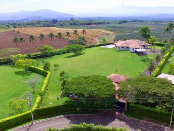 Majestuosa casa campestre con piscina con majestuosa vista en Cerritos Condominio Campestre con un terreno de 13.000 m2. Pereira - Co