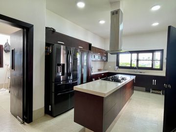 Majestuosa casa campestre con piscina con majestuosa vista en Cerritos Condominio Campestre con un terreno de 13.000 m2. Pereira - Co