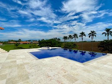 Majestuosa casa campestre con piscina con majestuosa vista en Cerritos Condominio Campestre con un terreno de 13.000 m2. Pereira - Co