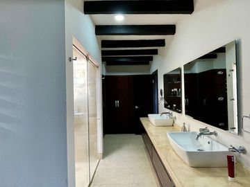 Majestuosa casa campestre con piscina con majestuosa vista en Cerritos Condominio Campestre con un terreno de 13.000 m2. Pereira - Co