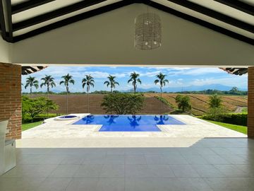 Majestuosa casa campestre con piscina con majestuosa vista en Cerritos Condominio Campestre con un terreno de 13.000 m2. Pereira - Co