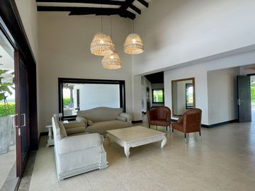Majestuosa casa campestre con piscina con majestuosa vista en Cerritos Condominio Campestre con un terreno de 13.000 m2. Pereira - Co