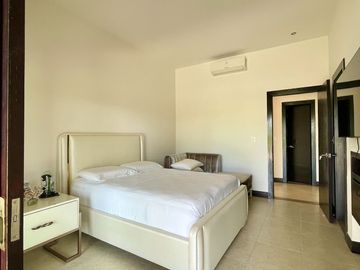 Majestuosa casa campestre con piscina con majestuosa vista en Cerritos Condominio Campestre con un terreno de 13.000 m2. Pereira - Co