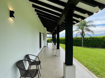 Majestuosa casa campestre con piscina con majestuosa vista en Cerritos Condominio Campestre con un terreno de 13.000 m2. Pereira - Co