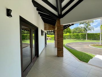 Majestuosa casa campestre con piscina con majestuosa vista en Cerritos Condominio Campestre con un terreno de 13.000 m2. Pereira - Co