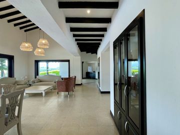 Majestuosa casa campestre con piscina con majestuosa vista en Cerritos Condominio Campestre con un terreno de 13.000 m2. Pereira - Co