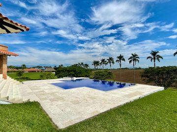 Majestuosa casa campestre con piscina con majestuosa vista en Cerritos Condominio Campestre con un terreno de 13.000 m2. Pereira - Co
