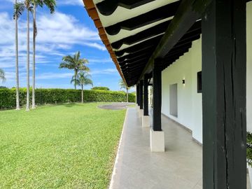 Majestuosa casa campestre con piscina con majestuosa vista en Cerritos Condominio Campestre con un terreno de 13.000 m2. Pereira - Co