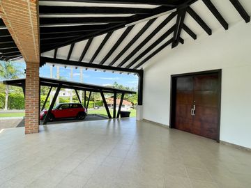 Majestuosa casa campestre con piscina con majestuosa vista en Cerritos Condominio Campestre con un terreno de 13.000 m2. Pereira - Co