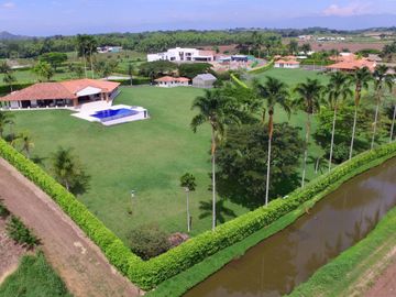 Majestuosa casa campestre con piscina con majestuosa vista en Cerritos Condominio Campestre con un terreno de 13.000 m2. Pereira - Co