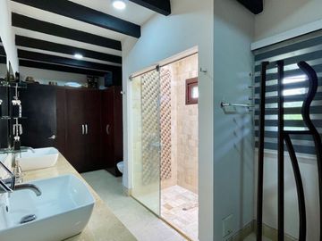 Majestuosa casa campestre con piscina con majestuosa vista en Cerritos Condominio Campestre con un terreno de 13.000 m2. Pereira - Co
