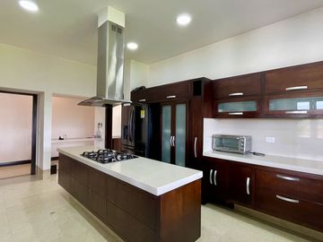 Majestuosa casa campestre con piscina con majestuosa vista en Cerritos Condominio Campestre con un terreno de 13.000 m2. Pereira - Co