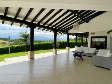 Majestuosa casa campestre con piscina con majestuosa vista en Cerritos Condominio Campestre con un terreno de 13.000 m2. Pereira - Co