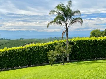 Majestuosa casa campestre con piscina con majestuosa vista en Cerritos Condominio Campestre con un terreno de 13.000 m2. Pereira - Co