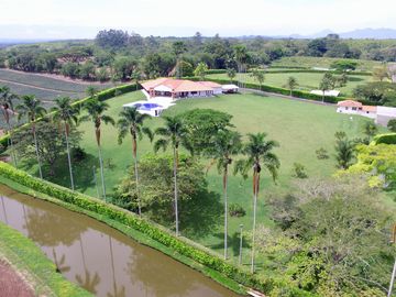 Majestuosa casa campestre con piscina con majestuosa vista en Cerritos Condominio Campestre con un terreno de 13.000 m2. Pereira - Co