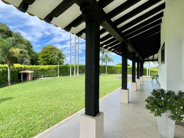 Majestuosa casa campestre con piscina con majestuosa vista en Cerritos Condominio Campestre con un terreno de 13.000 m2. Pereira - Co